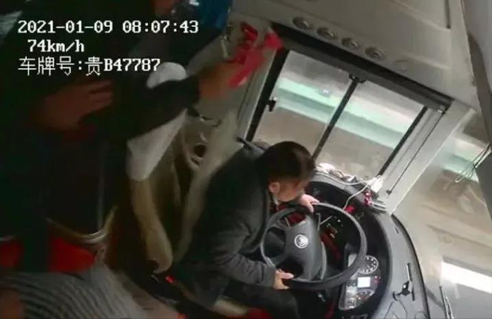 载39人大巴高速行驶，司机突遭乘客拿锤暴力砸头！方向盘上全是血