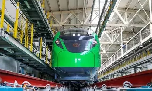 新疆铁路又将调图，首开“绿巨人”列车今起开始售票