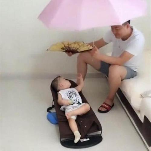 妈妈出门买菜，回家后看到爸爸独自带娃的画面，让妈妈笑翻了
