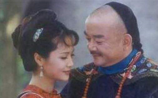 和珅是当初的权臣，为何却只有9个妻子？其实已