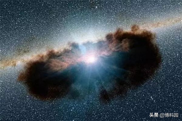在碰撞星系中，黑洞周围亮度应超过所有恒星，但只是微弱的闪光！