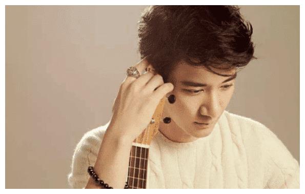 王力宏被娃哈哈解约后，当看到他随身带的水，