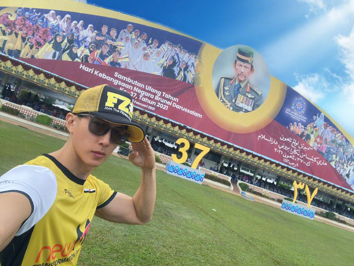 吳尊曬照女兒在汶萊國王面前演奏大提琴，年僅10歲身材好有氣質