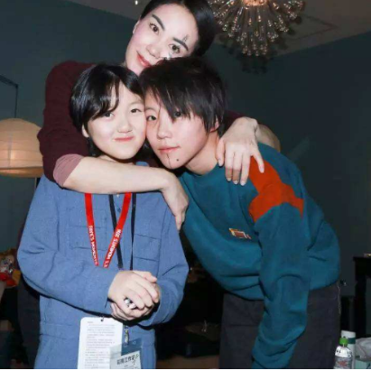 李嫣海边摆摊，三次手术痕迹明显，大方自信的她依旧很美