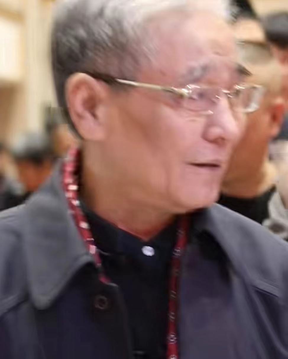 德云社开业人气爆棚！粉丝蜂拥而至用起围栏，险引堵塞保安来护行