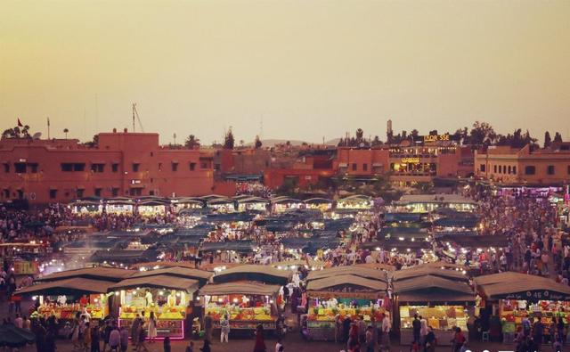 全球最浪漫的十大城市之一，被誉为色彩之国！将寺庙建在海上？