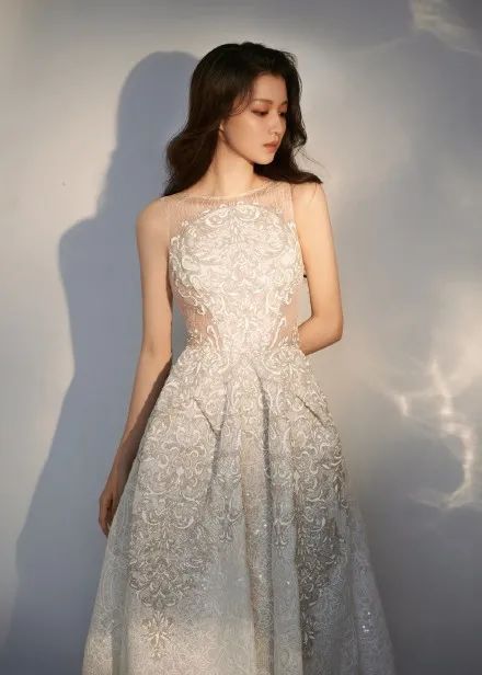 王楚然冷艳妖娆太性感撩人！雪肤娇嫩魅力不可小觑