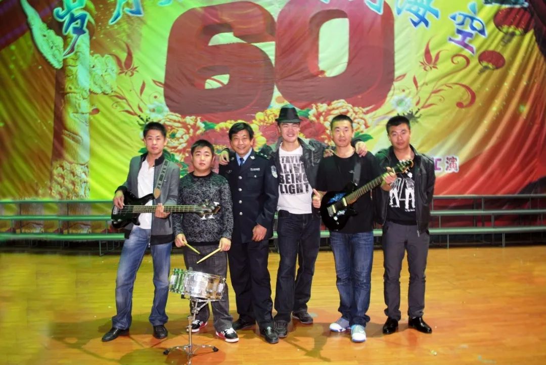 退伍后，那位初中学历的士官当了导演