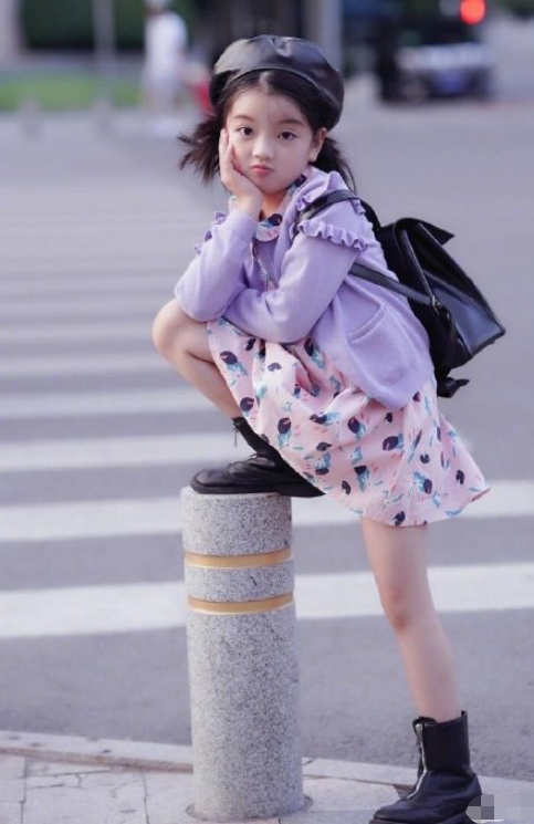 阿拉蕾8歲近照曝光，扎高高雙馬尾超可愛，肉嘟嘟臉蛋瘦出尖下巴