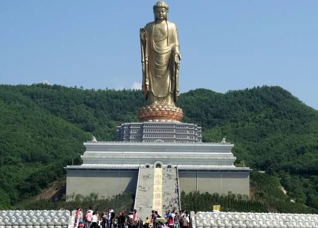 我国最高佛像，高达208米，门票120摸佛脚费50，游客依旧络绎不绝