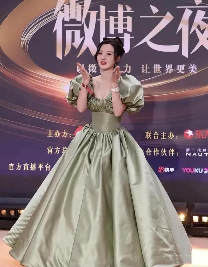 张萌大胆剃光头，出席活动勒断肋骨！她对自己