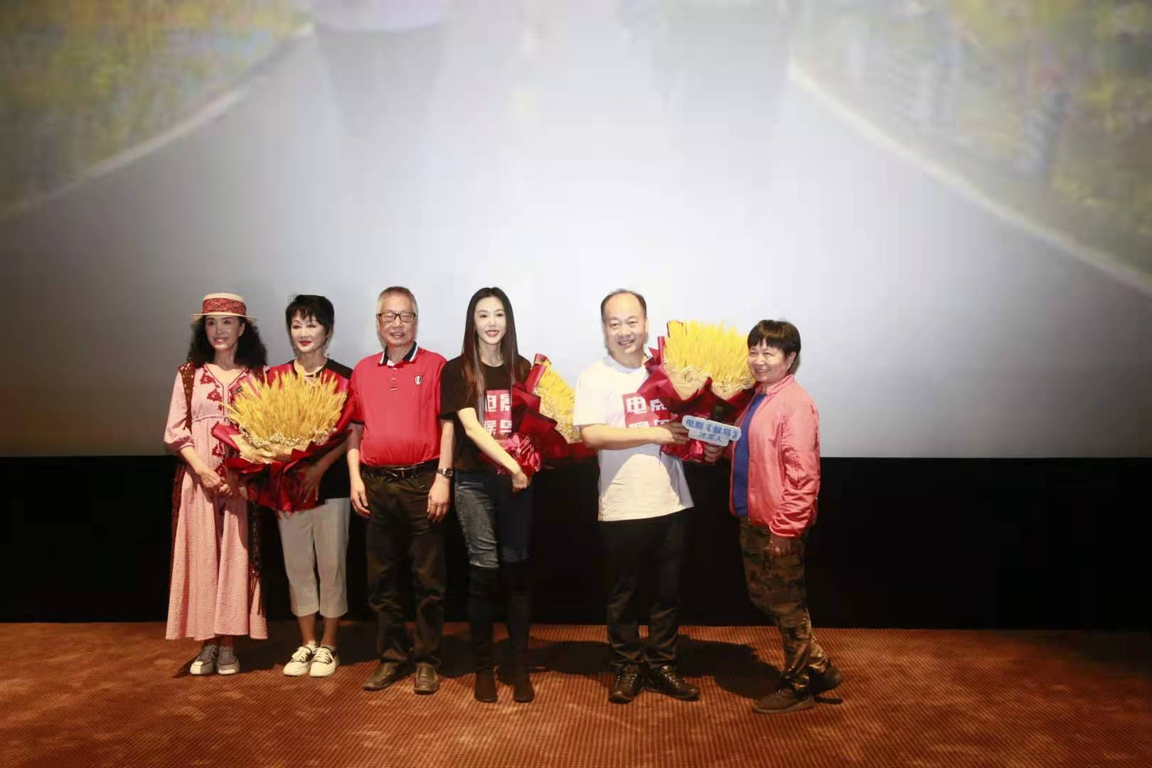 电影《候鸟》遇到“现实故事原型”，路演重庆站年轻妈妈抱娃哭泣