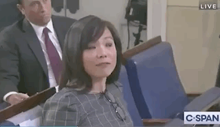 特朗普“甩锅中国”不成，遭华裔女记者怒怼，这次连美国人都为她撑腰