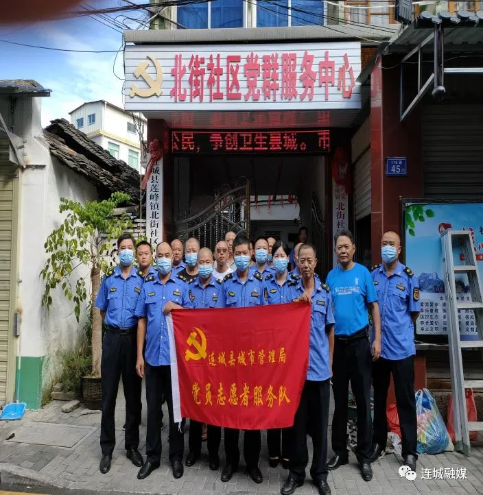 「我为群众办实事」连城县城管局：主动服务群众 助力社区疫苗接种工作