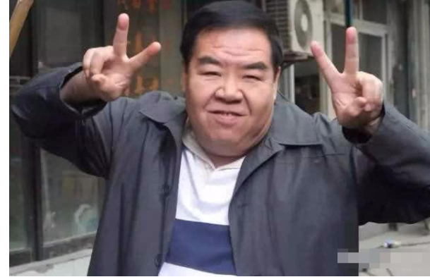 “肥猫”终于还清债务，买200万奔驰庆祝，鸟枪