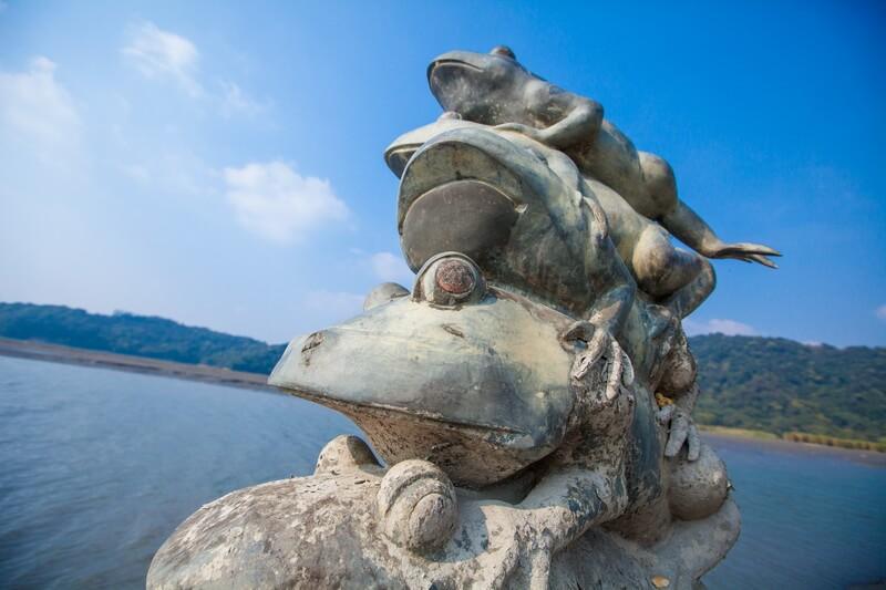 台湾日月潭九蛙叠像：九只大青蛙齐齐露出水面，究竟是几个意思？