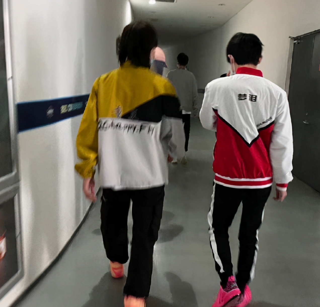 Dream tear shows body CBA to star completely, fan is being grabbed in succession request group photo, be worthy of is the card face of KPL