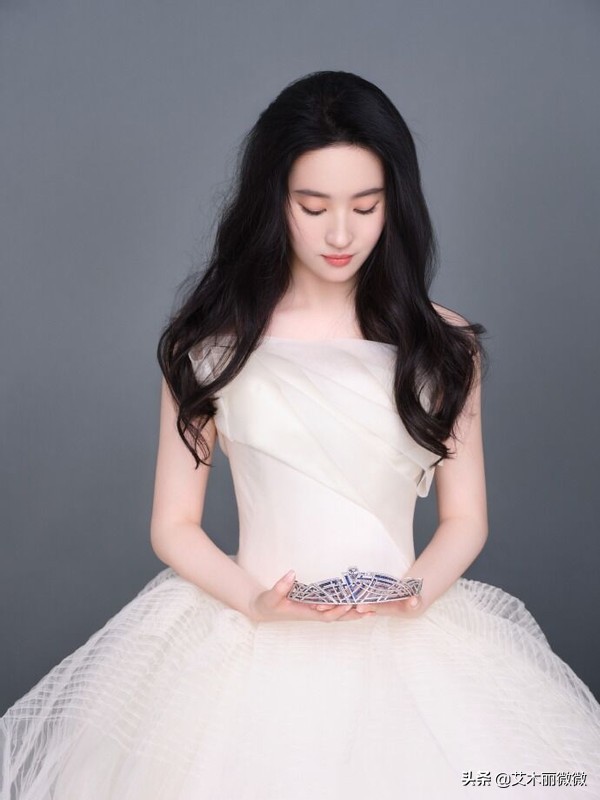 刘亦菲拍摄婚纱造型，一袭白纱衬得优雅高级，不愧是“仙女姐姐”