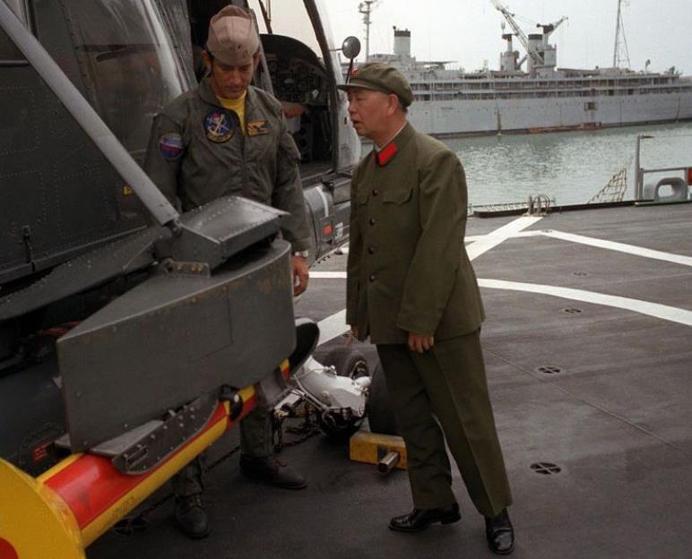 刘华清：64岁踮起脚看别人航母，让人心酸，晚年