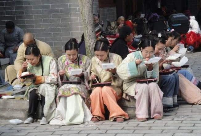 横店20万临时演员现状：光棍的世界，懒汉的天堂