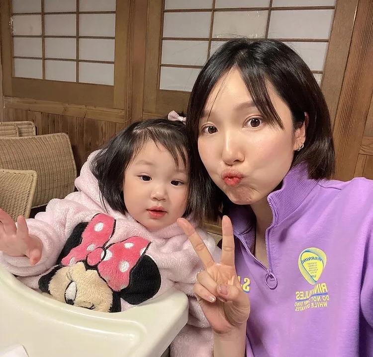 李亞男曬二胎女兒滿月寫真集，小公主清秀甜美，模樣越來越像媽媽