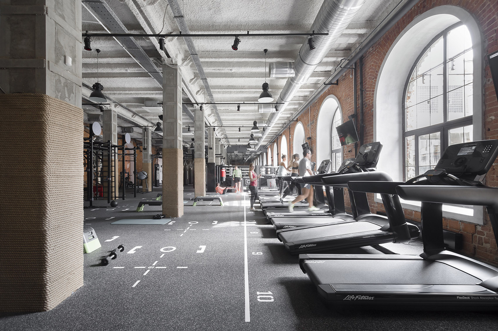 紡織工廠變身健身俱樂部，設計讓空間煥然一新