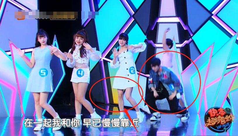 《快本》伴舞女孩穿短裙，当王俊凯下蹲时，谁