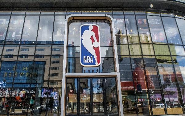 哪些广告商终止nba合作(莫雷“踩雷”，多家企业宣布中止与NBA合作，商业损失超百亿美金)