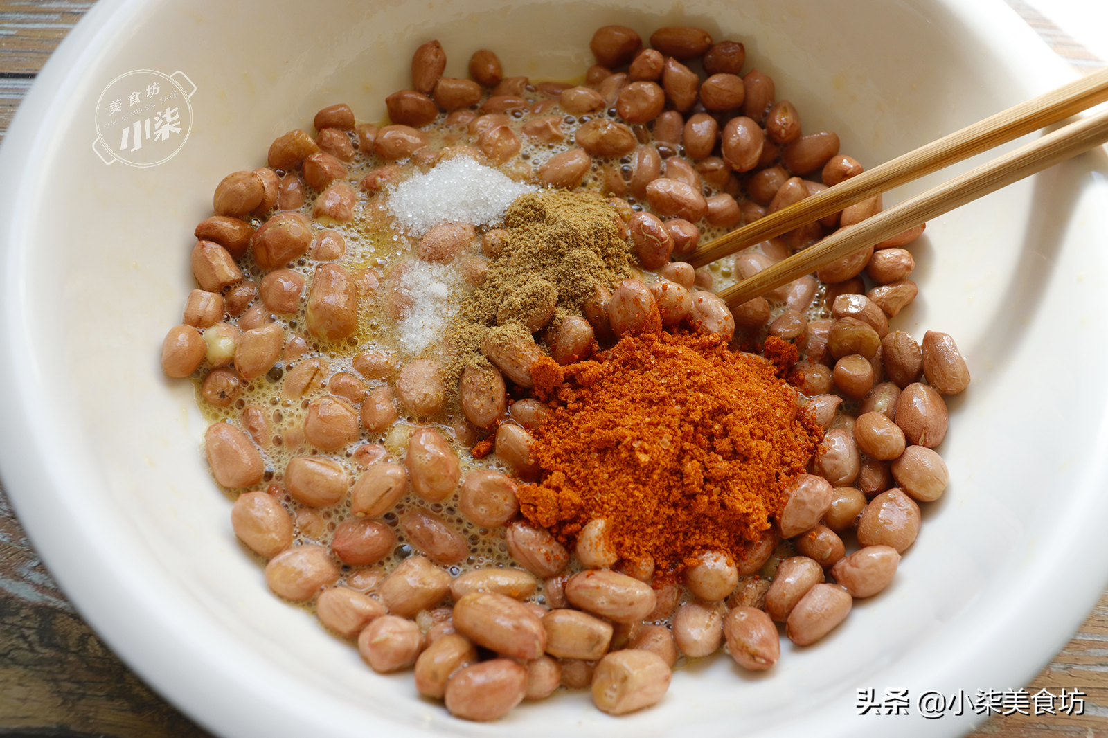 花生里打2個雞蛋，老式做法教會你，年夜飯吃著香，下酒必備