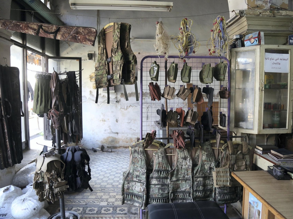 叙利亚伊德利卜省武器市场，一颗手榴弹仅售2美元