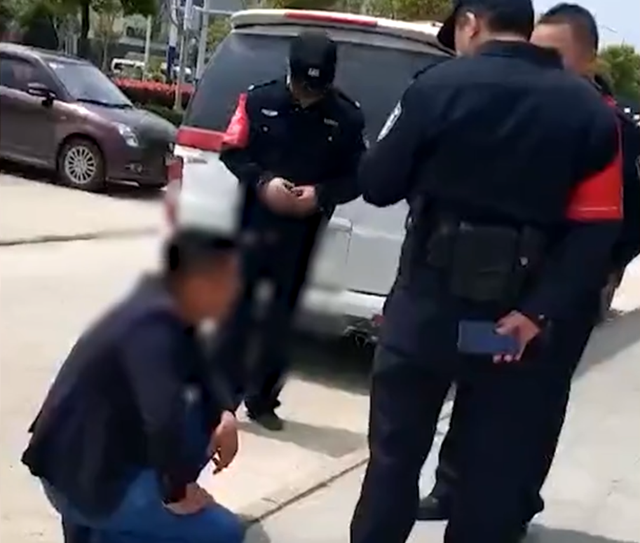 安徽一男子科目三没过情绪崩溃痛哭，众人劝导反被其一句话逗乐