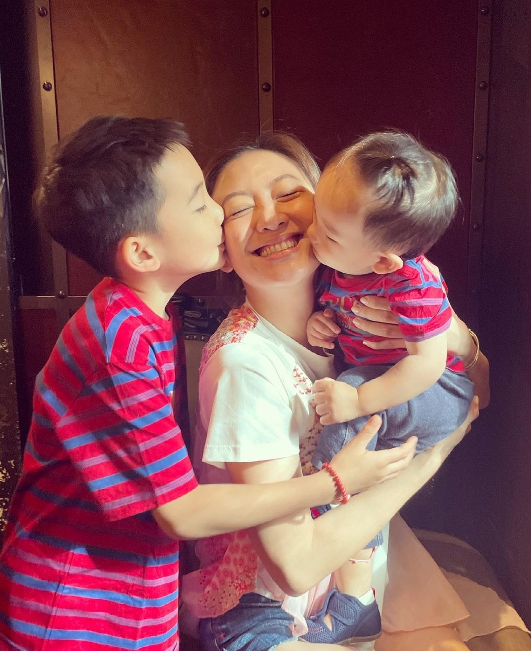 38岁应采儿晒庆生照，双手托腮如少女，被两个儿子同时亲吻超有爱