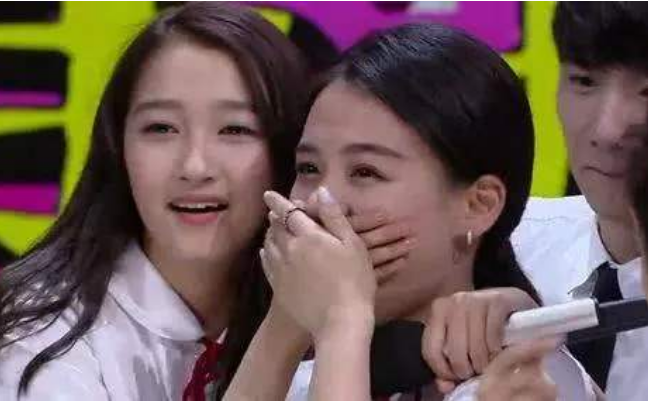 主持人问；关晓彤多久跟鹿晗亲密一次，她这样