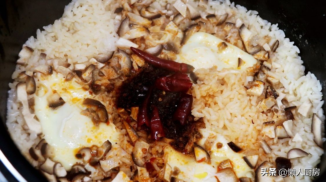這是懶人燜飯的做法，大米里加一塊火鍋底料，打入3個雞蛋