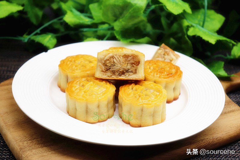 奶奶教我做的广式五仁月饼，细腻柔滑不油不腻，甘香回味，真好吃