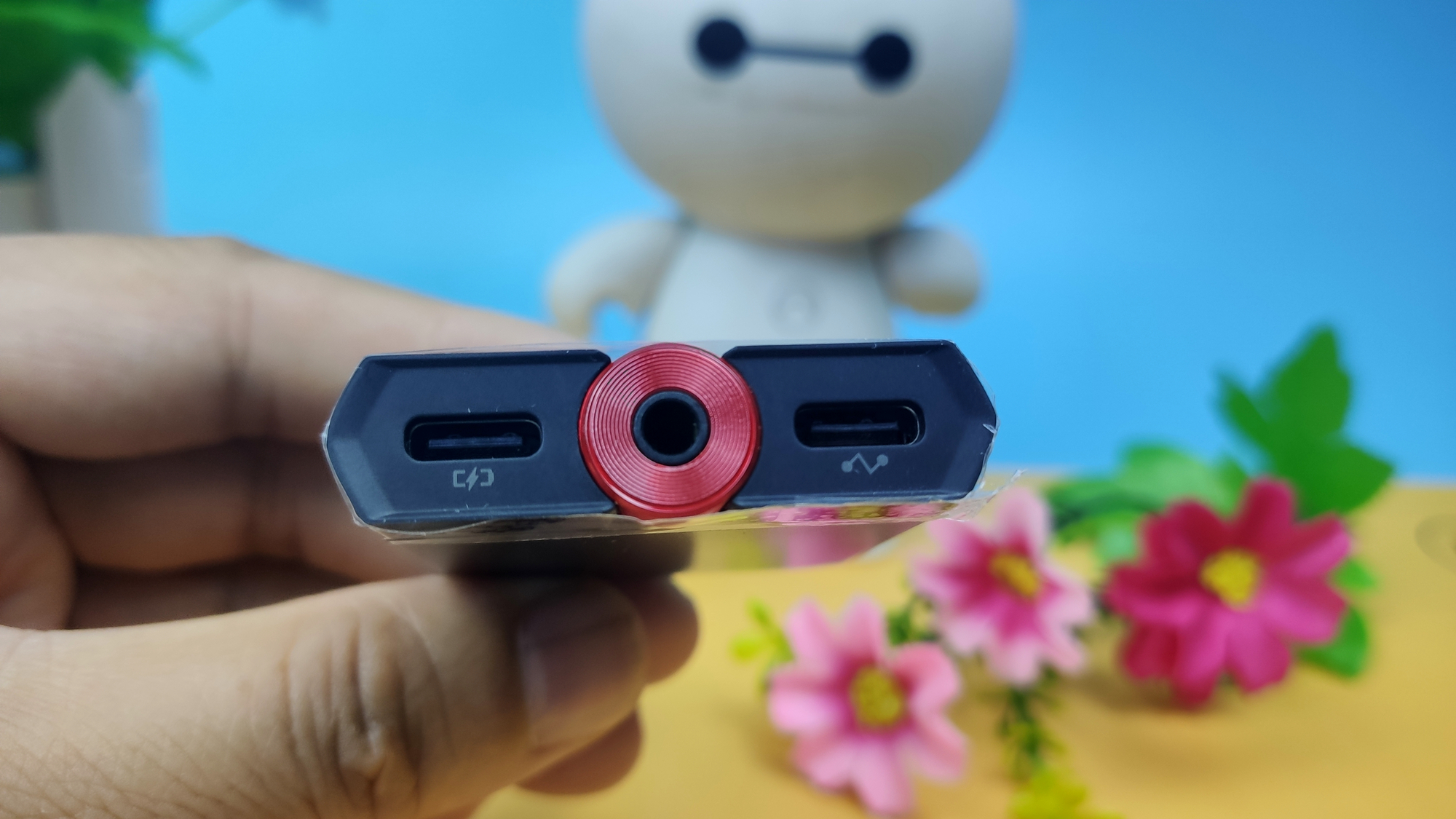 充电、投屏、听声三不误，红魔手游拓展坞