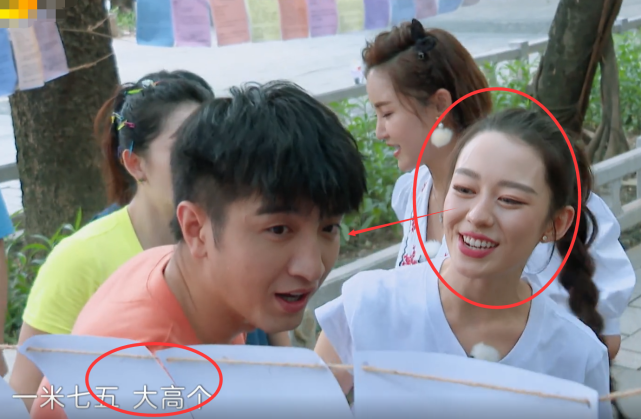 相亲角，当吉娜挑中一位女生，向金瀚推荐时，谁注意郎朗回应？