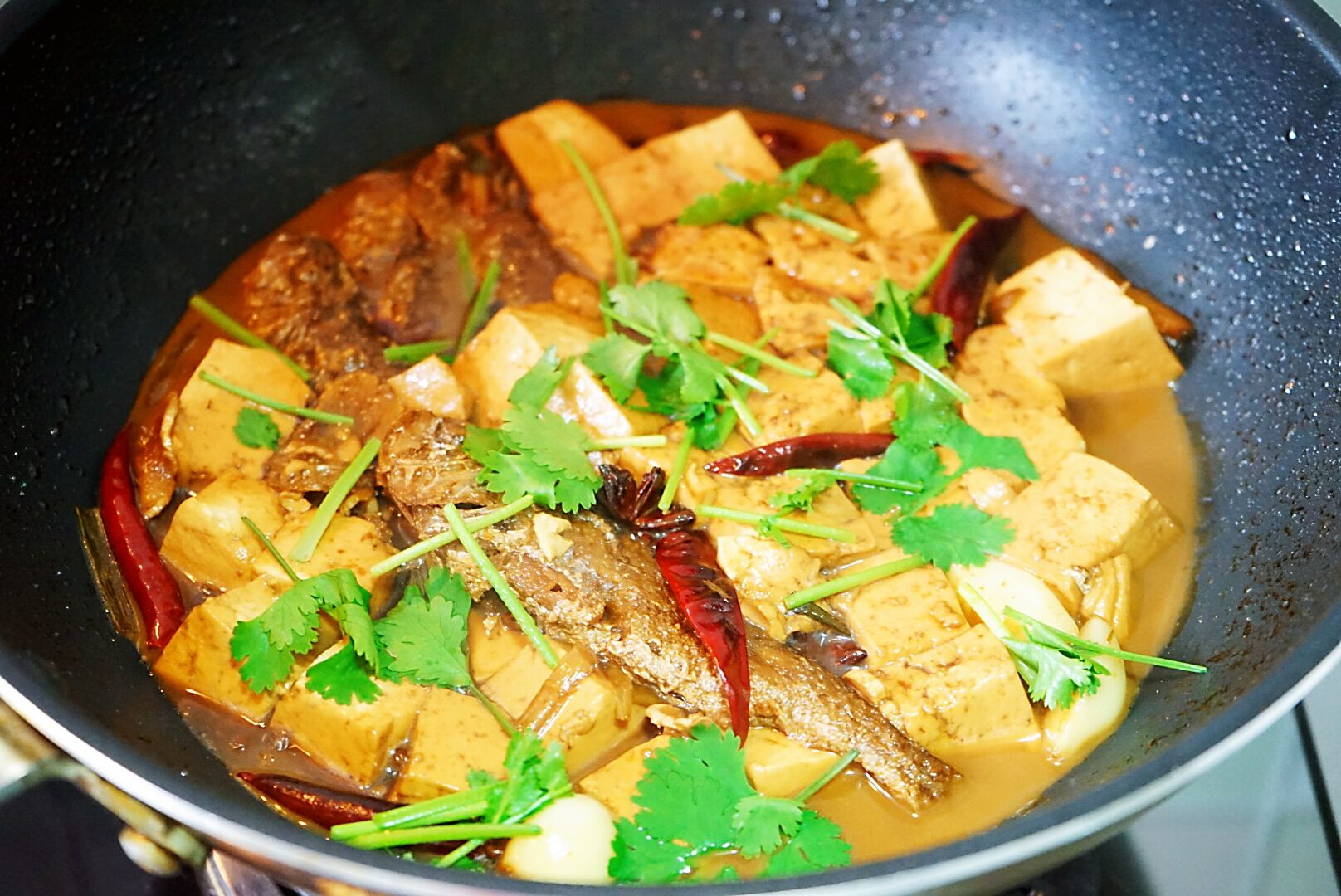 Small yellow croaker stewed with tofu, this way of eating fish bones are crispy, and there is no leftover in the soup after bibimbap, so children can eat it without worry