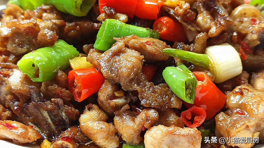 图片[1]-江湖菜“尖椒鸡”这么做 辣而不燥 鲜香好吃过瘾 元旦吃很不错-起舞食谱网
