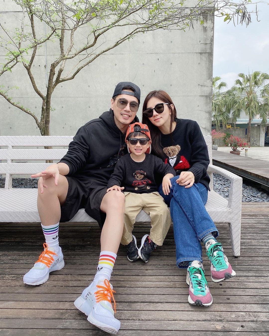 Ella與臉圓兒子看電視狗狗搶鏡，豪宅窗外景觀像城中村接地氣