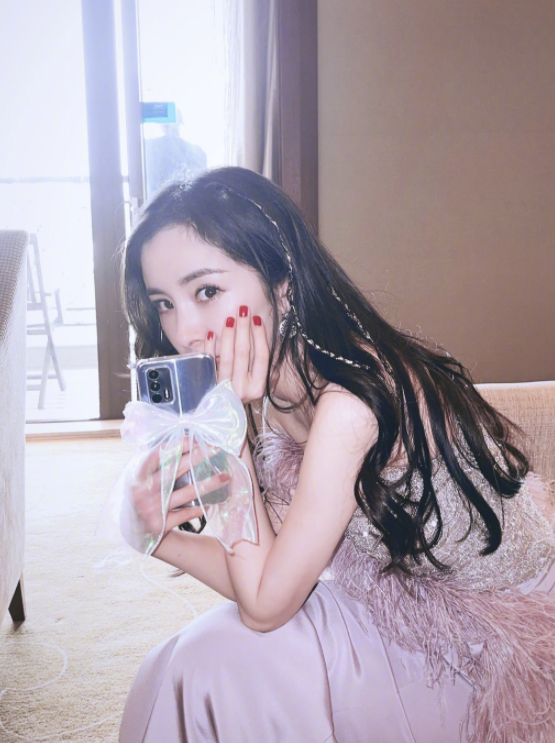 Appearance of body of beautiful sex appeal of 34 years old of Yang Mi, show half beauty to carry the eyes on the back to draw a person, 