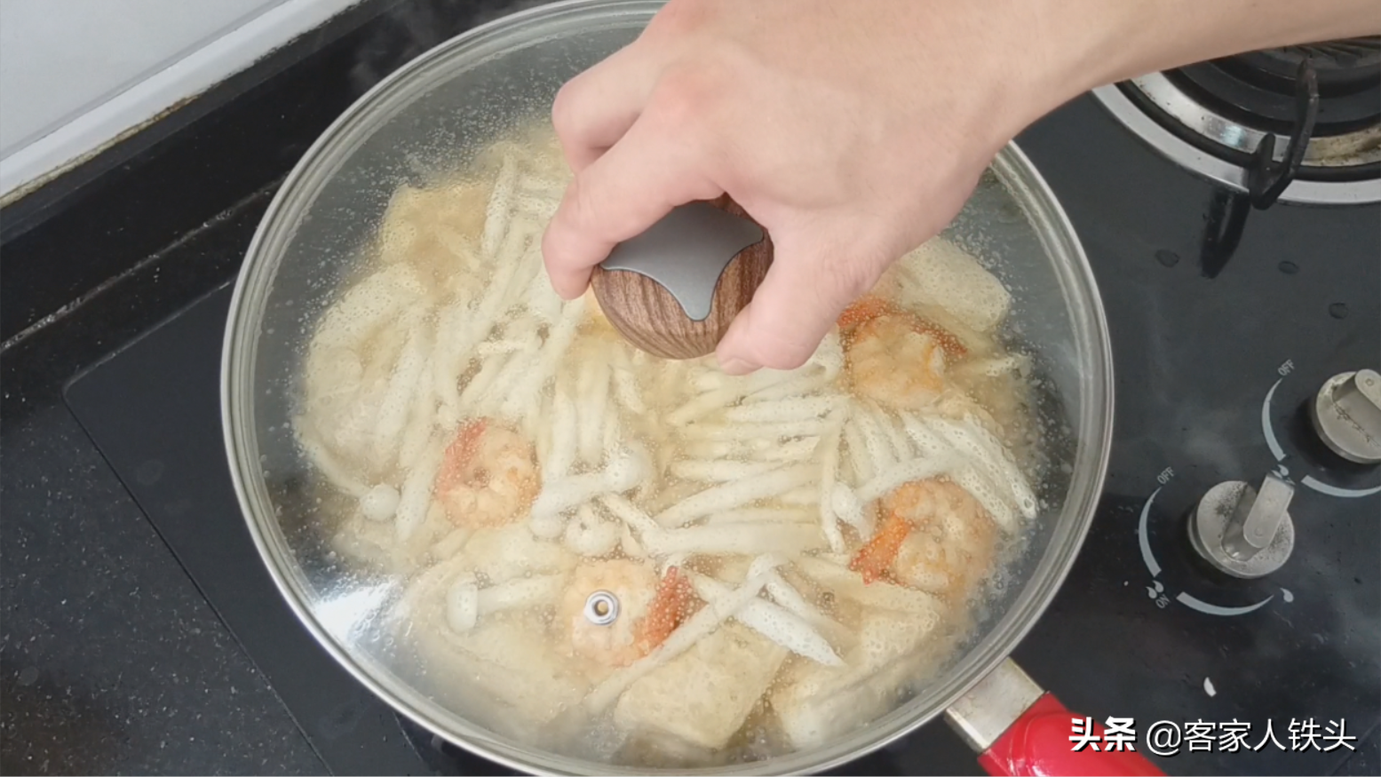 4塊豆腐6只蝦加一把菇，教你一道鮮味十足的家常菜，好吃又下飯