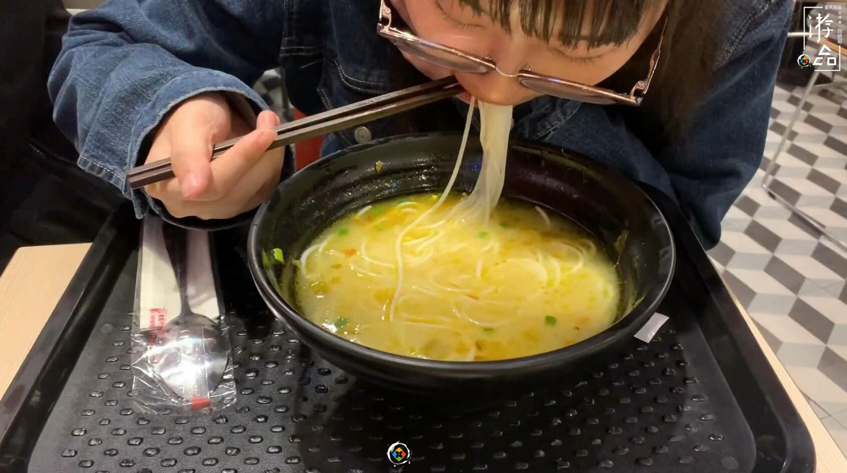 一直在涨价的乡村基，米线小菜饮料都能续，仍是重庆快餐良心品牌