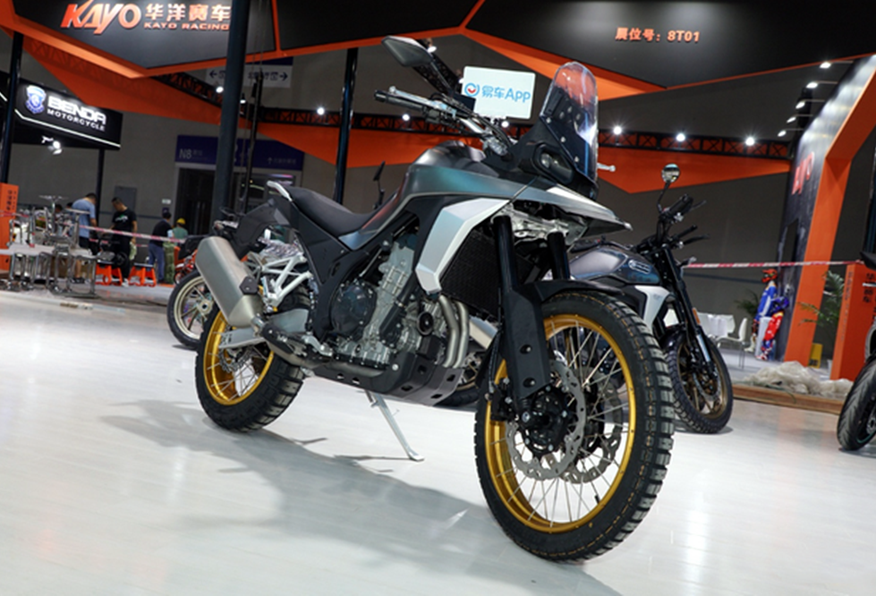 车重180公斤,搭水冷双缸800ml发动机,凯越全新adv实车亮相