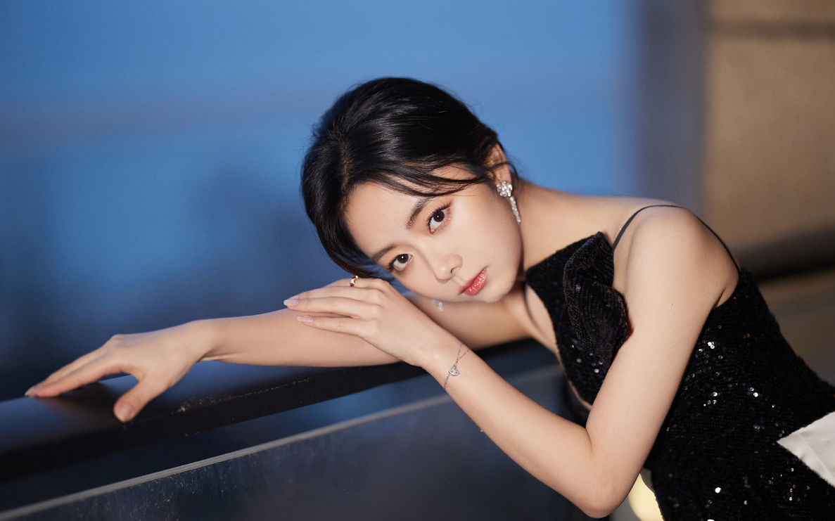 融屏盛典：谭松韵又双叒叕获奖了！连获三项荣誉，可喜可贺