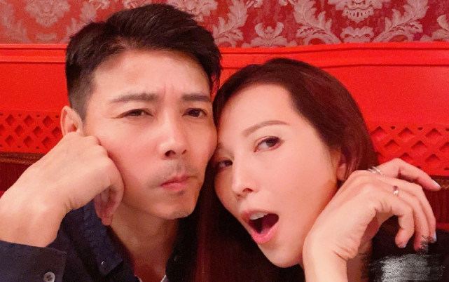 甜齁！蔡少芬晒夫妻十指紧扣撒糖，小鸟依人靠在张晋肩膀幸福爆棚