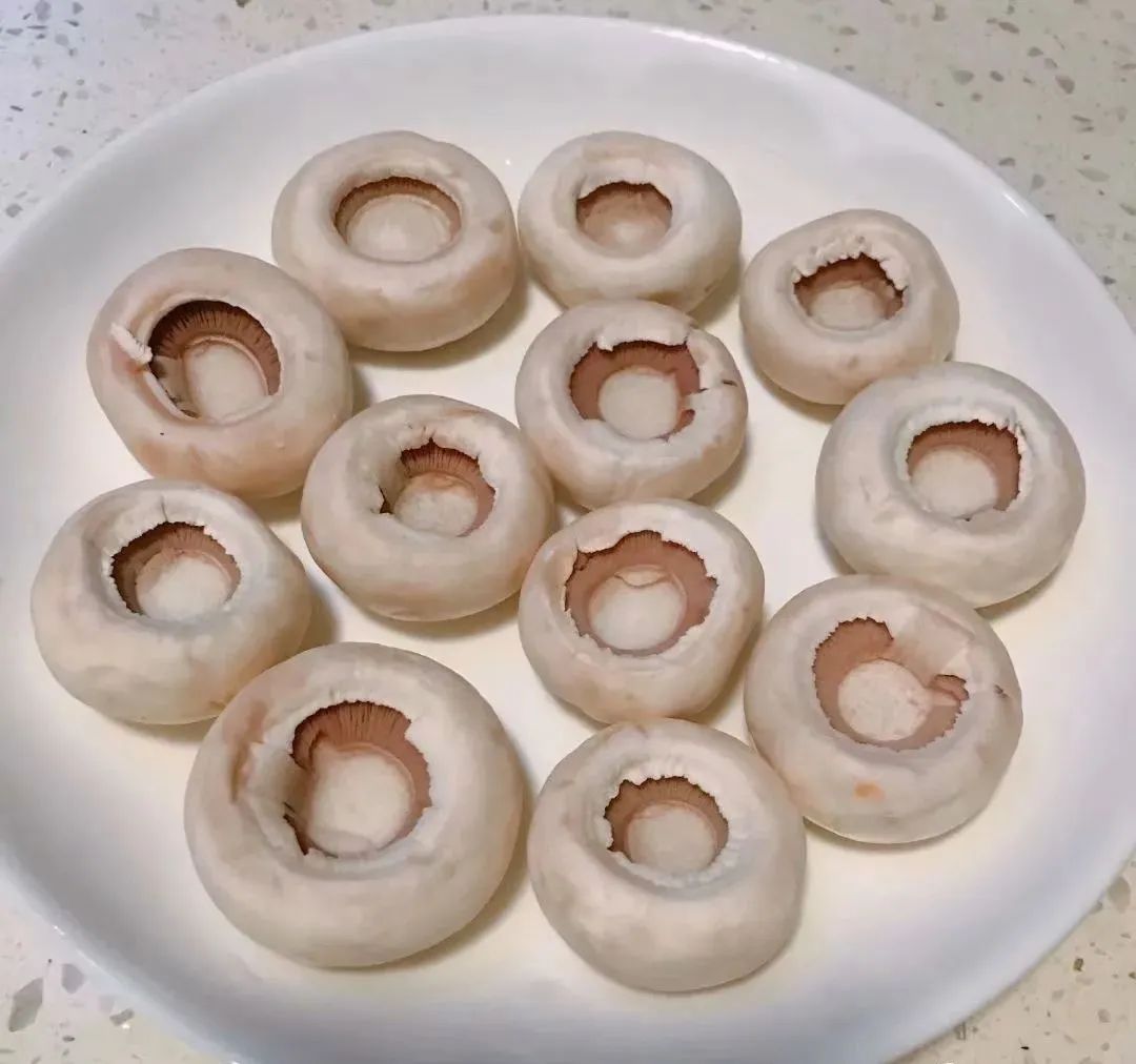 白蘑菇加一物蒸来吃，不加任何调料就是一道美味养生菜