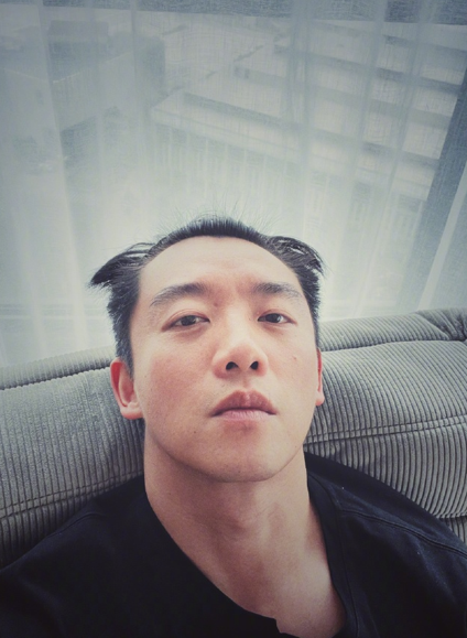 34岁郑恺晒沧桑自拍，发际线后移还生白发，疑照