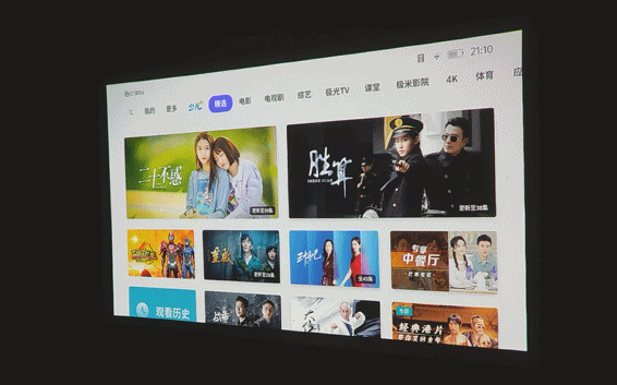 极米Play超悦版投影仪，内置大容量电池，解决户外使用的痛点