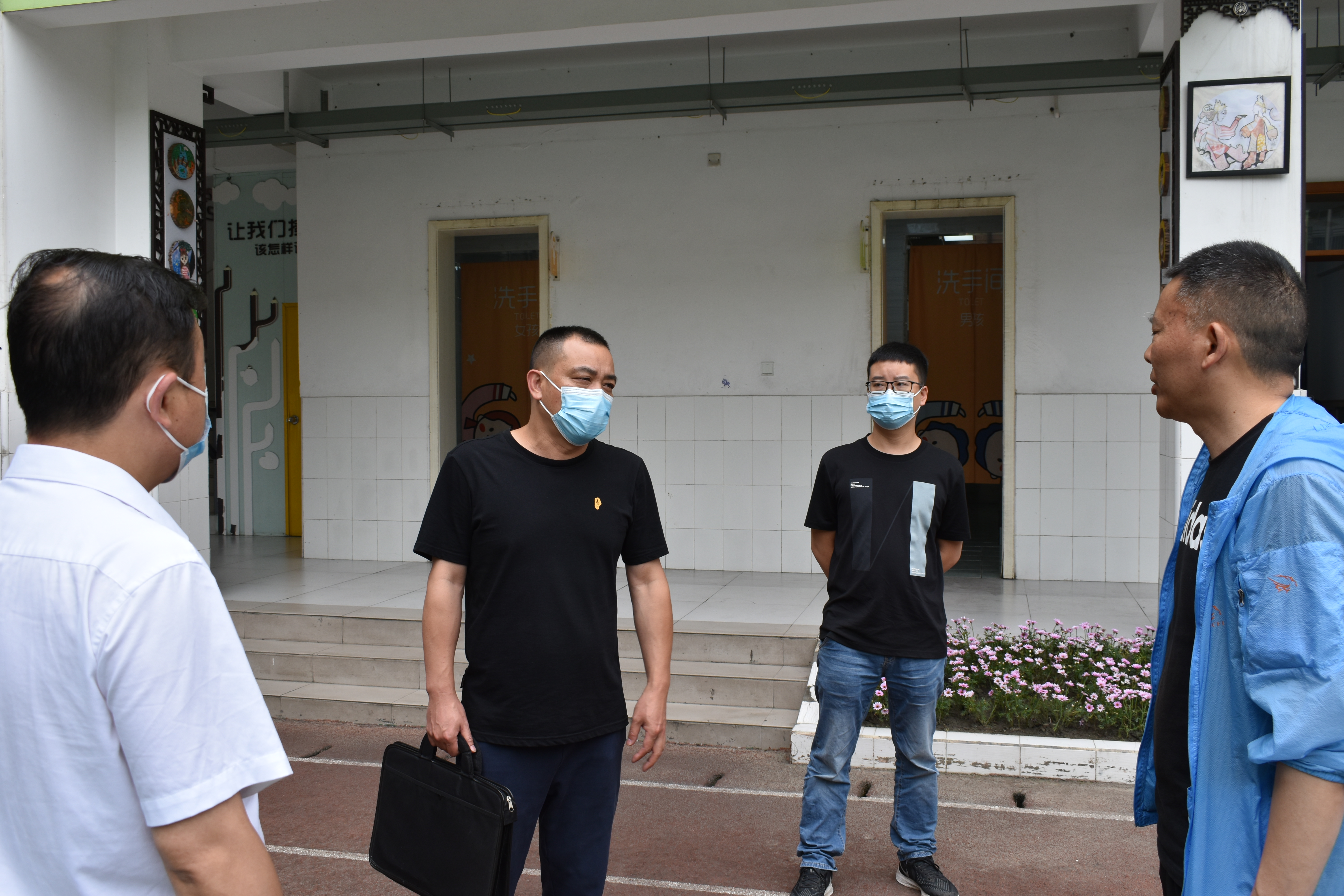 双流区水务局卢明刚科长一行视察验收实小东区节水型校园创建